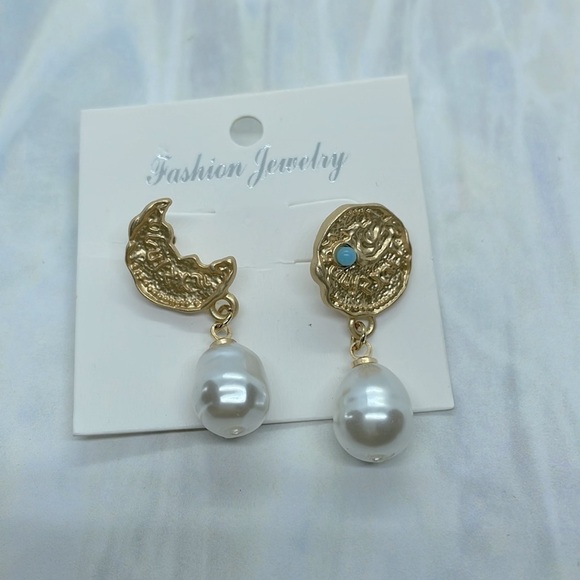 Gold Moon And Coin Mismatched Drop Pearl Earrings - Picture 4 of 10